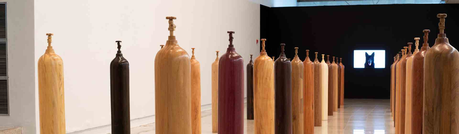 Instalação de José Bento com cilindros de madeira dispostos no espaço expositivo